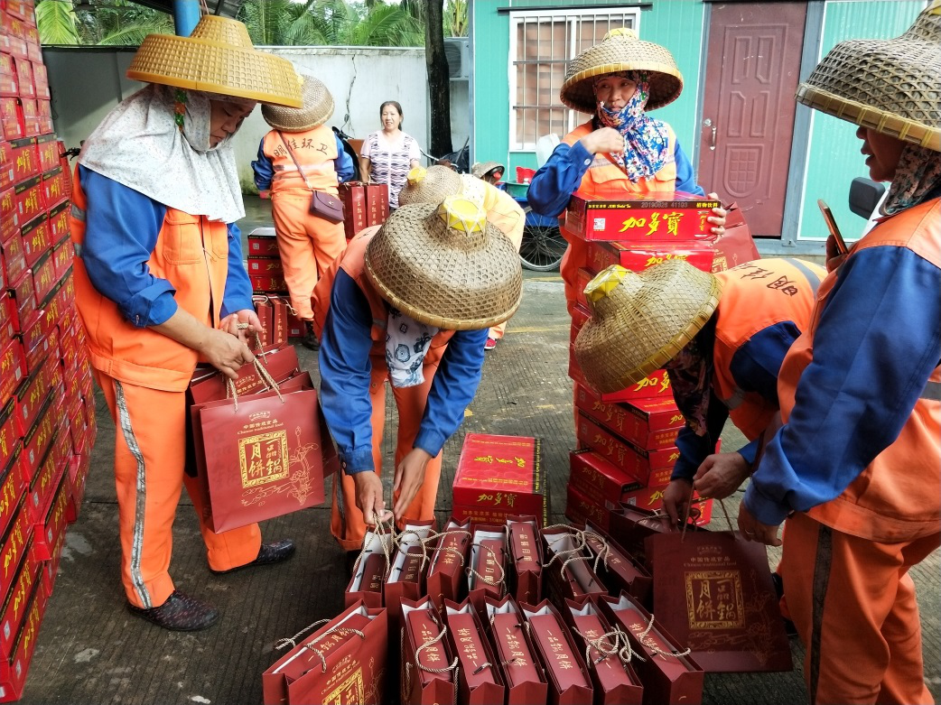 ? ?“中秋佳節、情暖職工” ? ? ? ? ?-----明佳集團黨支部及工會(huì )組織開(kāi)展中秋慰問(wèn)活動(dòng)